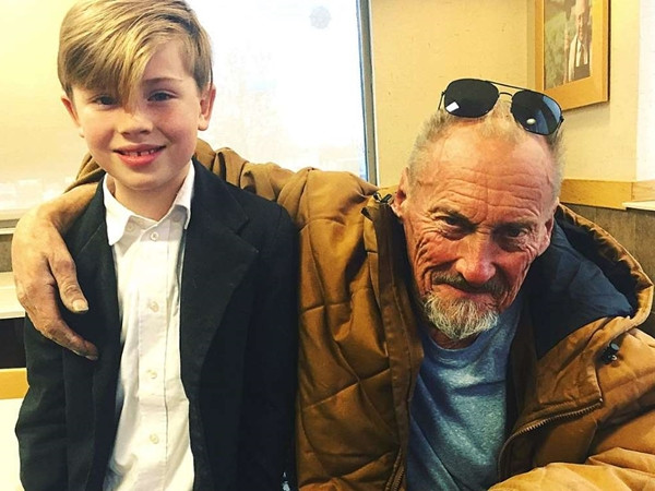 Chase và người bạn mới – ông cụ vô gia cư Leonard Zalonozik.