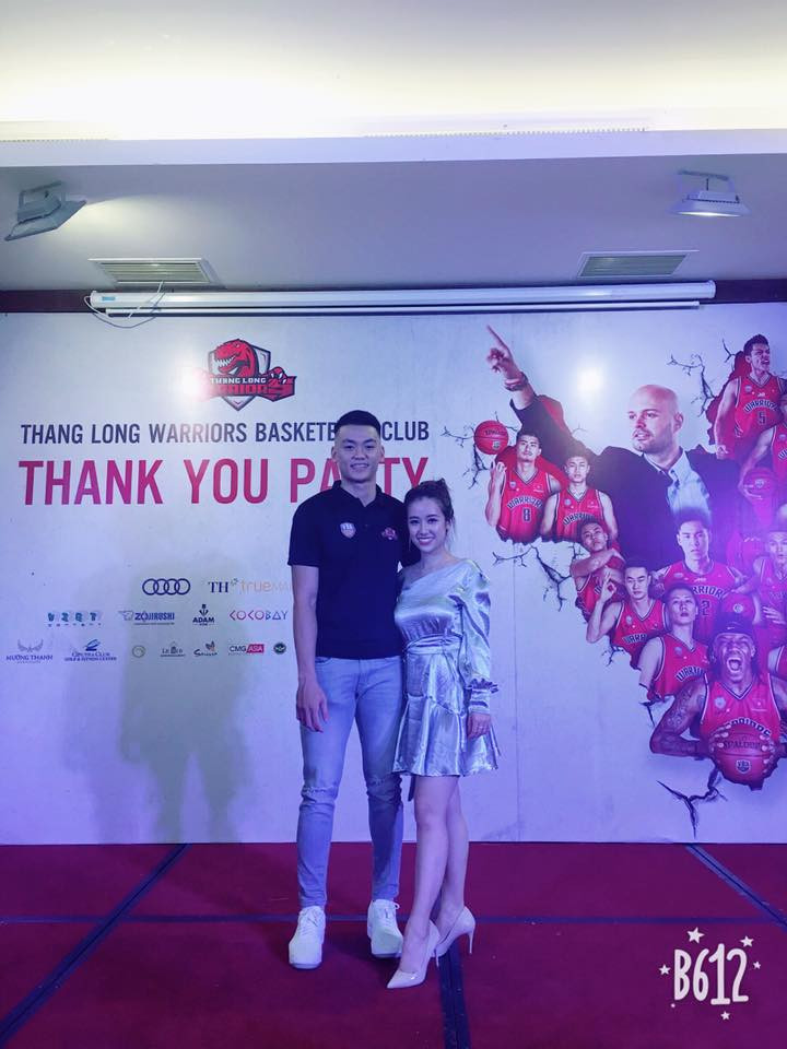 Câu chuyện tình yêu như phim ảnh của hai người bắt đầu từ đội bóng rổ, nơi "hiện thực hóa" đam mê của cả hai.