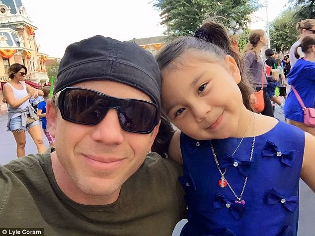 Hai bố con anh Lyle Coram.