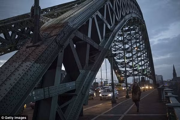 Cầu Wearmouth ở Sunderland là nơi xảy ra nhiều vụ tự tử trong những năm gần đây.