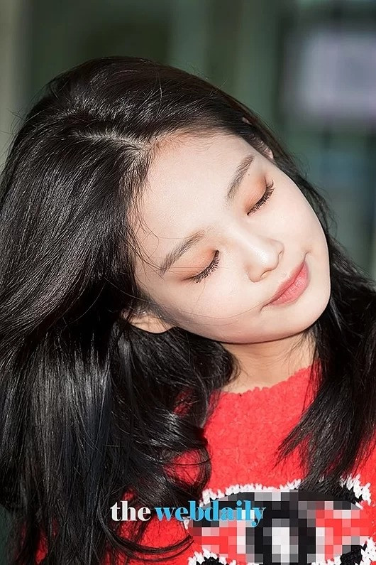 Jennie gây bão với kiểu tóc mới trẻ trung và đẹp như đang quảng cáo dầu gội ảnh 2 Jennie gây bão với kiểu tóc mới trẻ trung và đẹp như đang quảng cáo dầu gội ảnh 2