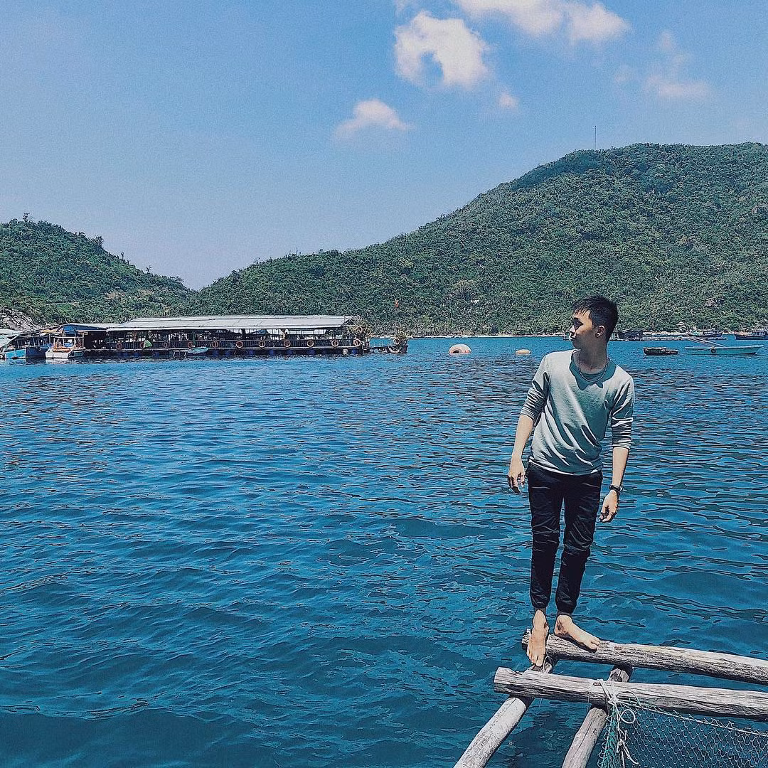 Vụng Vĩnh Rô nhỏ nhưng đẹp với làn nước xanh vắt, nằm ngay sát núi Đèo Cả. (Ảnh: @n.silver_)