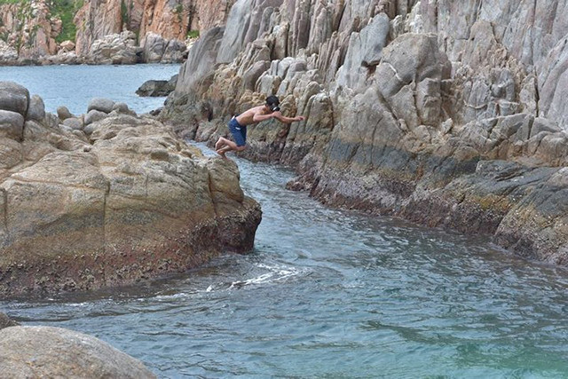 Nếu biết bơi và có kính lặn, du khách cũng có thể lặn ngắm những rạn san hô tuyệt đẹp bên dưới.