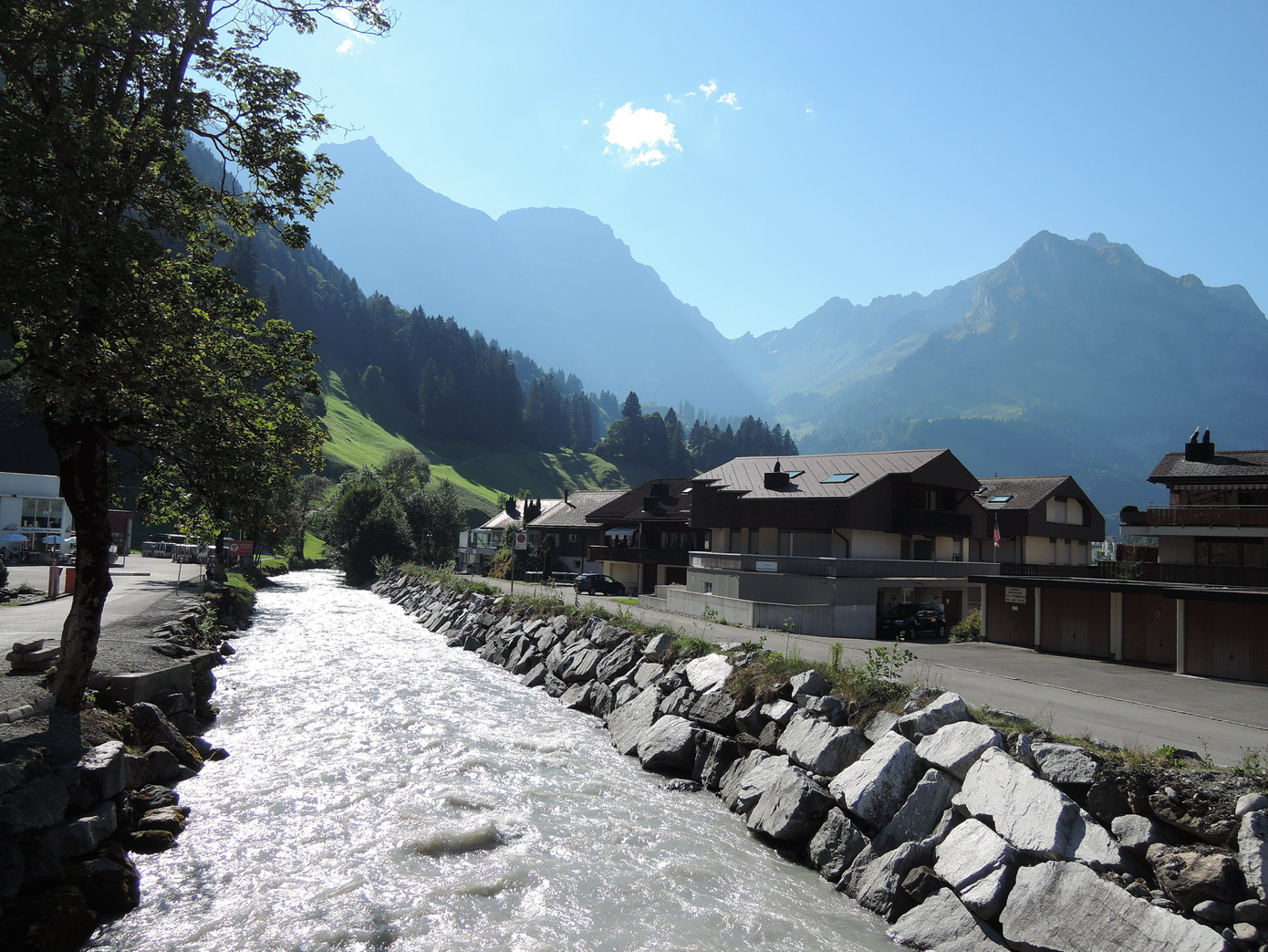 Nếp nhà gỗ ven con suối.