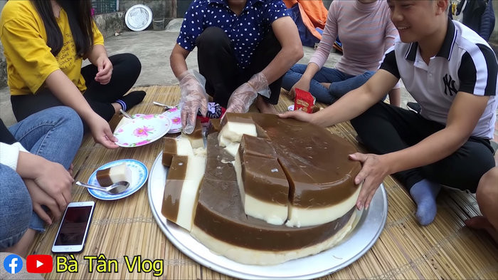 Món thạch thành phẩm do Bà Tân làm có hình tròn. (Ảnh: Bà Tân Vlog)