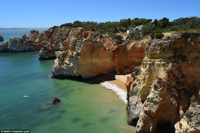 Là một vịnh đá xa xôi, bãi biển Praia de João de Arens ở Algarve của Bồ Đào Nha vẫn giữ vẻ hoang sơ do nó vẫn là bí ẩn với nhiều khách du lịch.