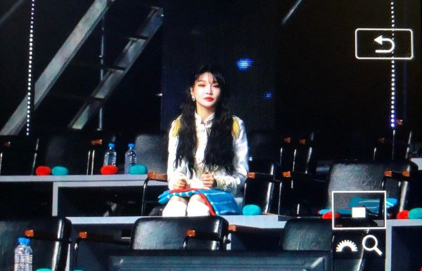 Chắc hẳn sau quá nhiều lần lẻ loi giữa những hàng ghế thì Chungha đã quen với việc đó rồi, nên rất tươi tỉnh khi thấy ống kính hướng về mình.