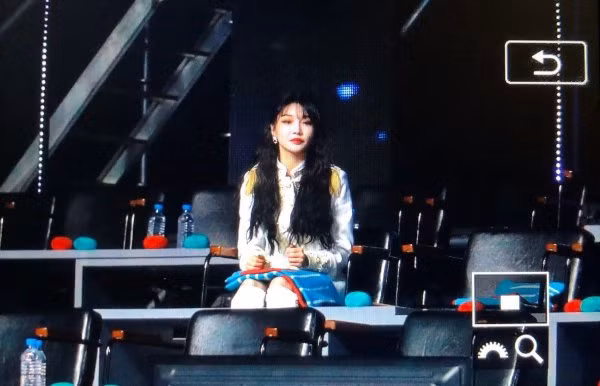 Chắc hẳn sau quá nhiều lần lẻ loi giữa những hàng ghế thì Chungha đã quen với việc đó rồi, nên rất tươi tỉnh khi thấy ống kính hướng về mình.