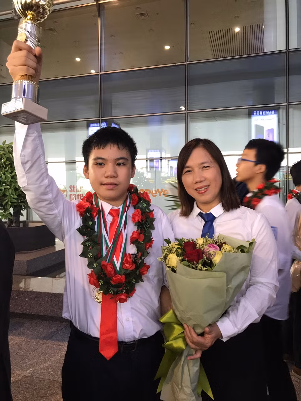 Chàng trai 13 tuổi hạnh phúc bên cô giáo Phùng Thị Kim Dung - nguyên tổ trưởng tổ Toán Tin, trường THPT chuyên Hà Nội - Amsterdam.
