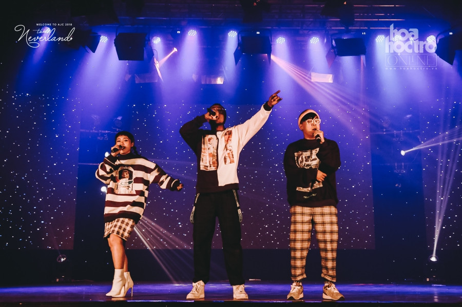 Sự xuất hiện của Lộn Xộn Band khiến cả hội trường cùng nhún nhảy theo các bản hit “Người yêu tôi không có gì để mặc”, “Nổi tiếng dễ không”.