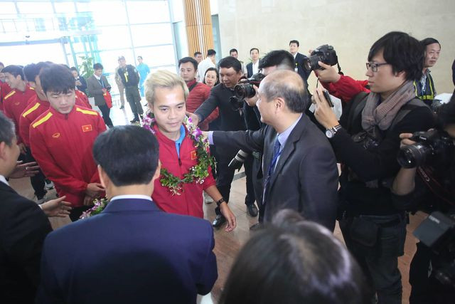 Tổng cục trưởng Tổng cục TDTT Vương Bích Thắng chia vui với Văn Toàn.