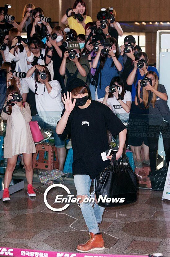 Tất nhiên vì masternim thường phải đứng từ xa để chụp ảnh nên ai cũng phải cố gắng sắm cho mình những chiếc máy ảnh có cấu hình mạnh, ống kính cực bự để zoom được xa hết cỡ.