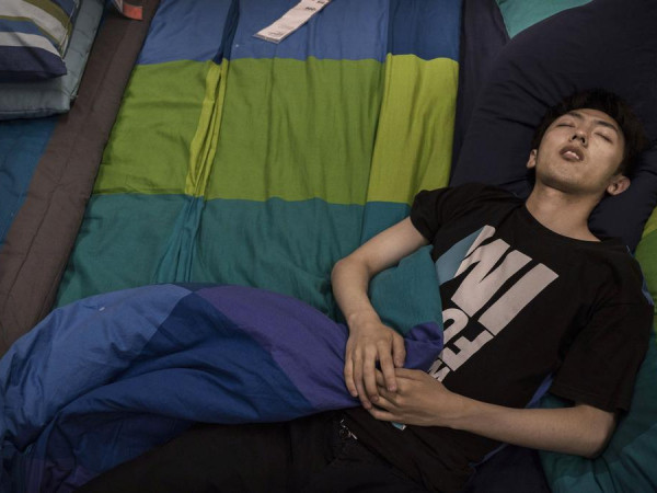 Một bạn teen trốn nhà nằm ngủ say sưa trong cửa hàng đồ nội thất.