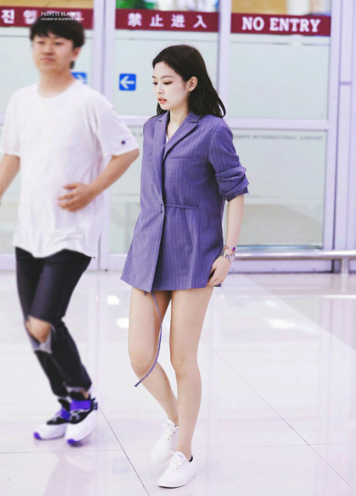 Đôi khi, Jennie phá cách hơn khi kết hợp áo blazer với quần shorts và áo thun bên trong.