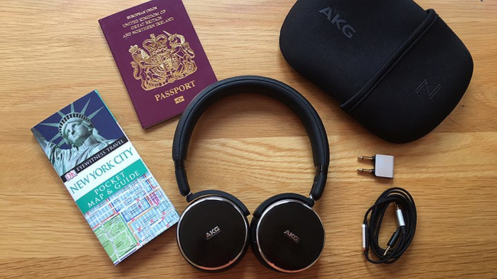 AKG N60 NC Wireless rất nhẹ, thiết kế thao tác tiện dụng, khử ồn tốt.