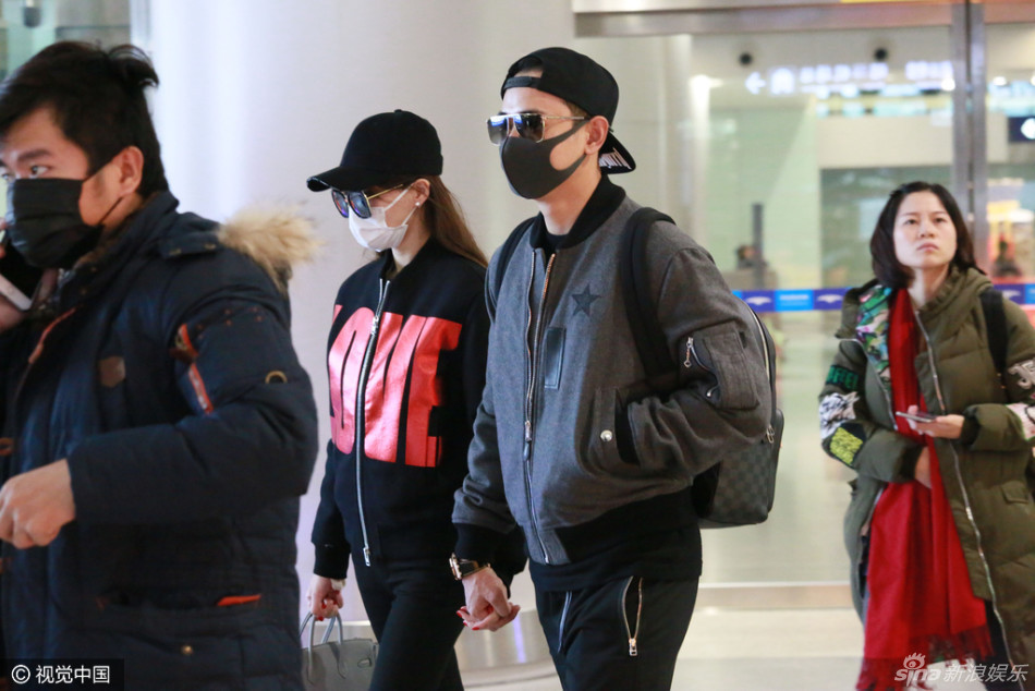 Không chỉ trên thảm đỏ, trên sân khấu, ngay cả ở sân bay La Tấn cũng không buông tay Đường Yên.