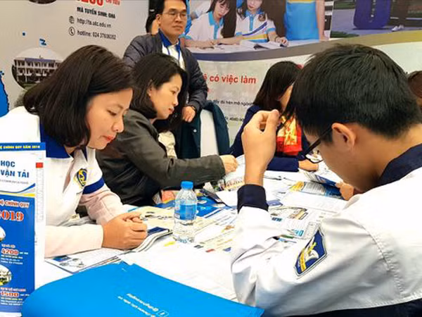 Cán bộ tuyển sinh trường ĐH Giao thông vận tải tư vấn tuyển sinh cho thí sinh