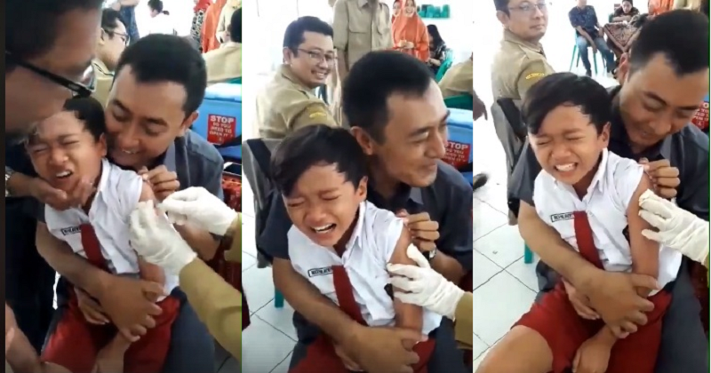 Cậu bé vừa khóc vừa hát Ddu-Ddu-Ddu-Du khi tiêm phòng. Cậu bé vừa khóc vừa hát Ddu-Ddu-Ddu-Du khi tiêm phòng.
