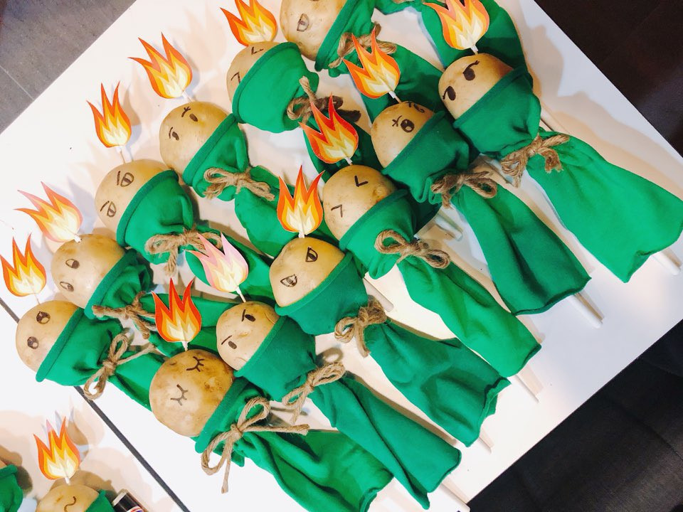 Lightstick của nhóm N’Flying còn là các củ khoai tây vô cùng dễ thương. Fan cổ vũ xong có thể mang về nấu ăn, tiện quá còn gì nữa.