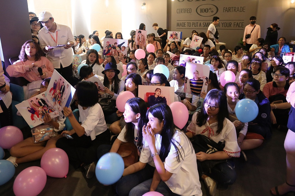Không khí náo nhiệt của buổi fan meeting.