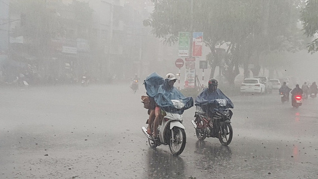 Mưa lốc dữ dội trước giờ buổi tập trung kỳ thi THPT Quốc gia 2018 tại Huế.