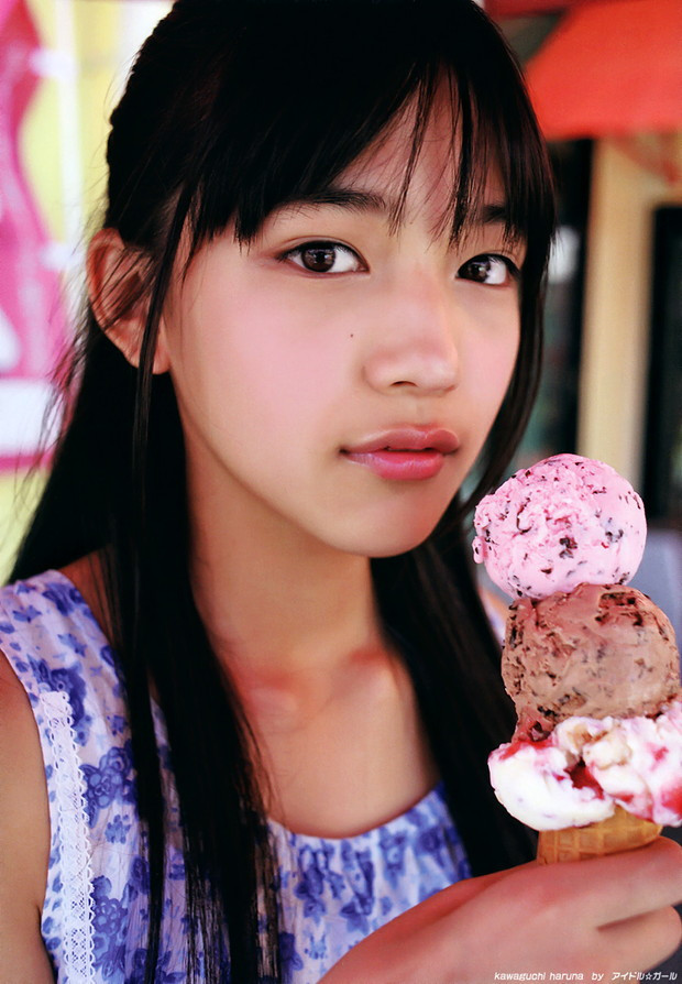 Haruna Kawaguchi gia nhập showbiz từ khi còn khá bé, và cô luôn được chú ý bởi vẻ ngoài xinh xắn như búp bê.