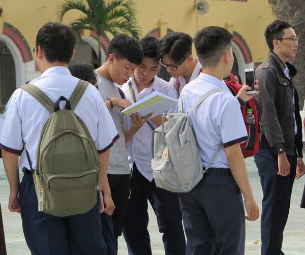 Học sinh dò lại bài thi.