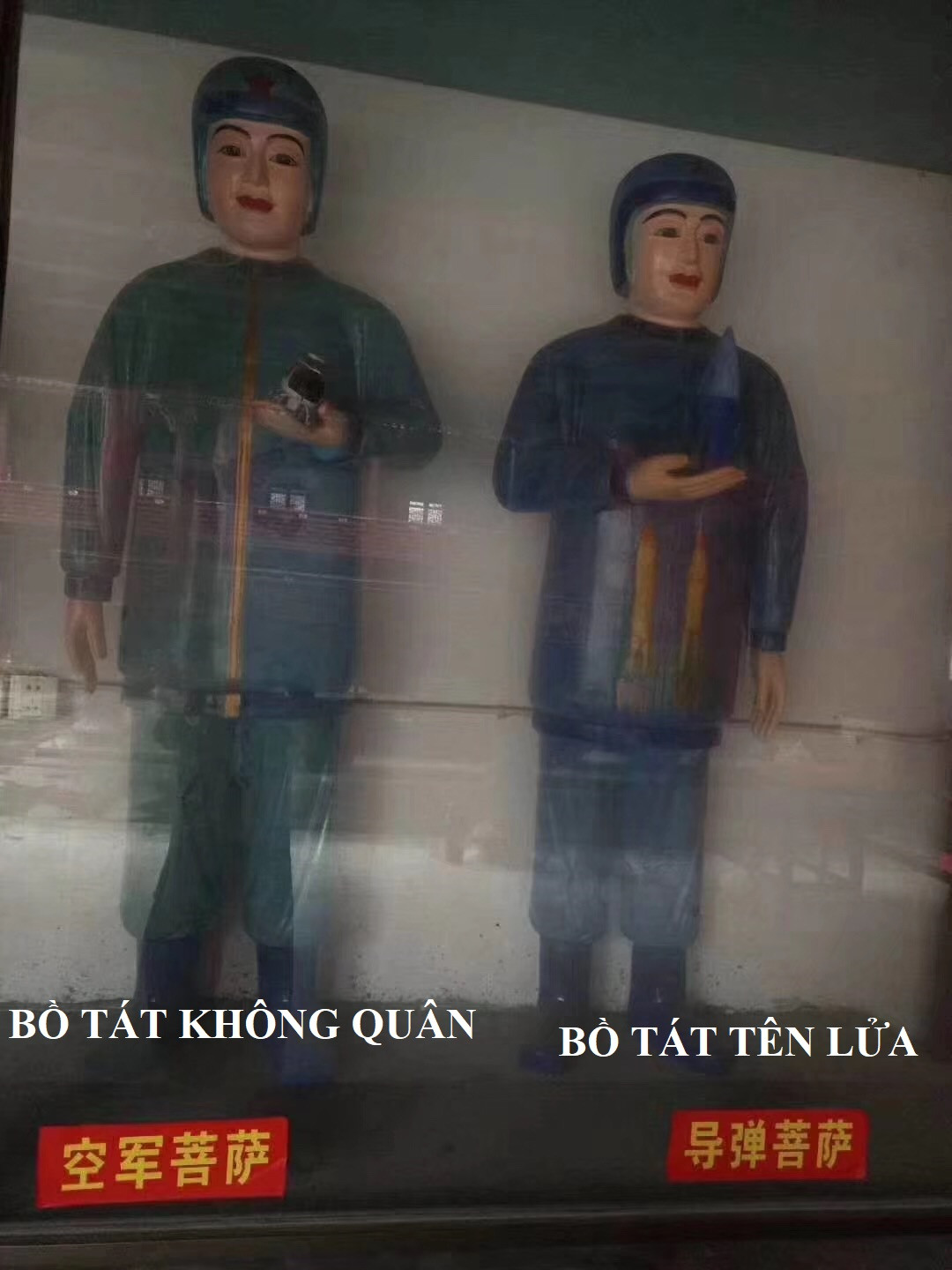 Đây chắc hẳn là ngôi đền "gì cũng có" với những vị Bồ Tát "không tưởng".