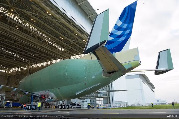 Mặt trước của Beluga XL dài 56m có thể mở hẳn ra giúp dễ dàng đưa lượng lớn hàng hóa vào không gian rỗng bên trong.