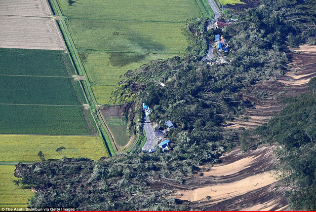 Rạng sáng nay 6/9, một trận động đất mạnh đã làm rung chuyển đảo Hokkaido của Nhật Bản, gây ra tình trạng sạt lở đất diện rộng. Ảnh: Asahi.