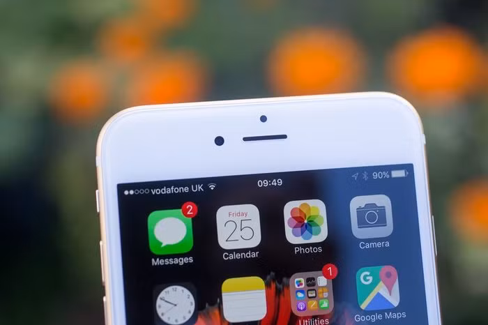 Những chiếc iPhone 6s chính hãng, nếu còn được bán trên thị trường, hiện đang có giá khoảng 6,99 triệu đồng, tương đương với một chiếc máy tầm trung. (Ảnh: CNET)