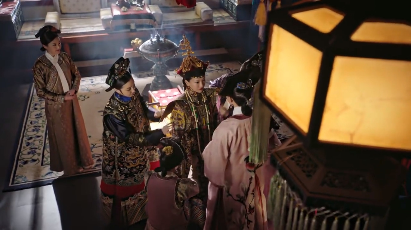 Như Ý trong bộ phượng bào lộng lẫy được thêu chỉ tím - màu yêu thích của cô.