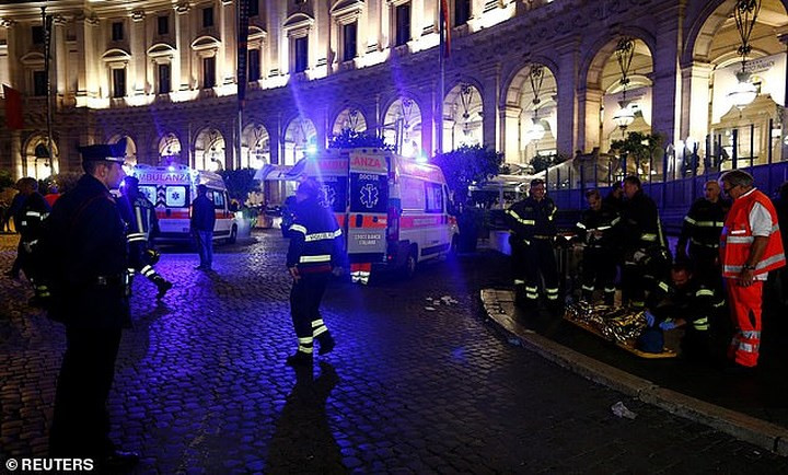 Các lực lượng y tế và cứu hộ làm nhiệm vụ bên ngoài nhà ga Repubblica.