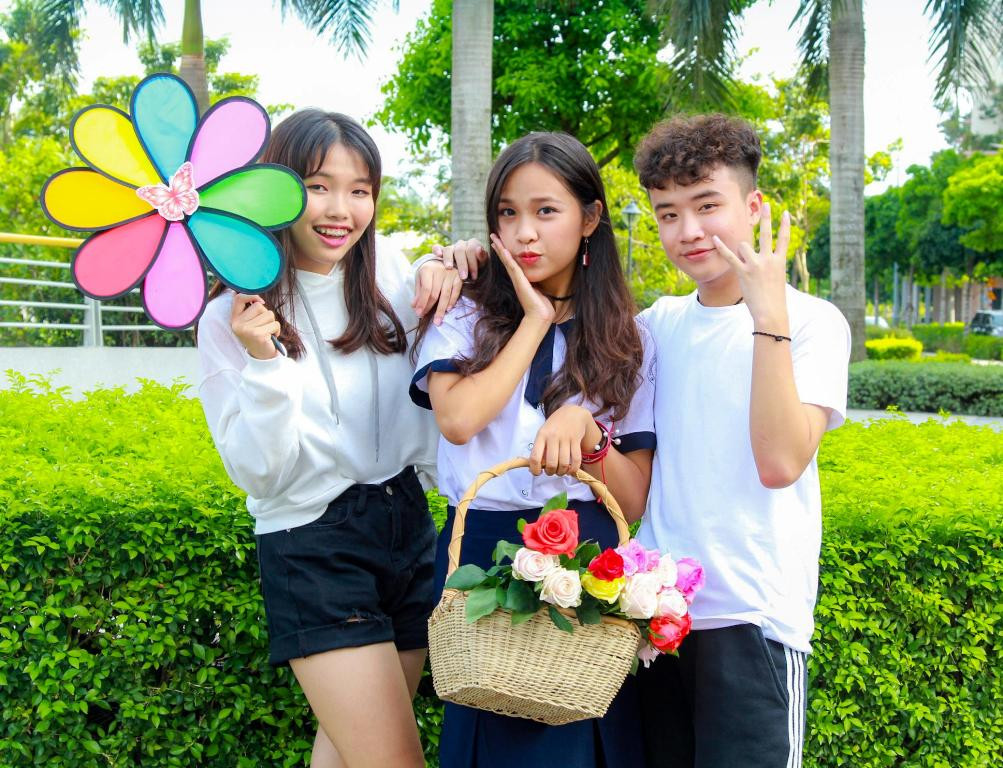 Các thành viên khác cũng xuất hiện trong MV này tinh nghịch, dễ thương, năng động như chính họ ở ngoài.