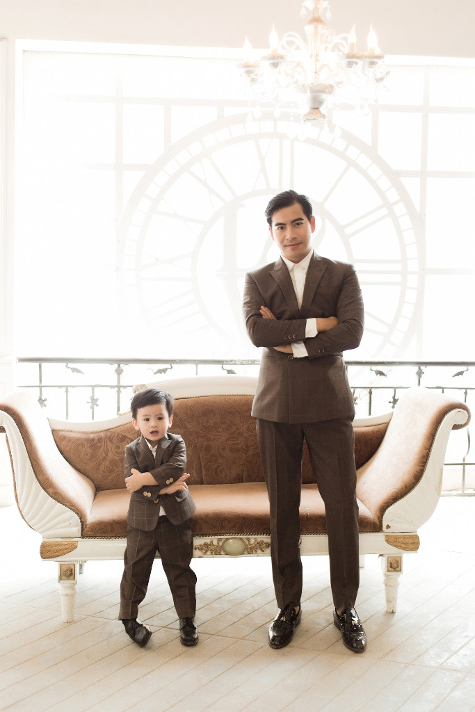 Nữ diễn viên hồ hởi&quot;: “Anh Bình là người nghiêm khắc nhất trong gia đình, Louis sợ ba nhất nhưng lại thích với chơi với ba hơn cả. Hai ba con dường như sinh ra là dành cho nhau hay sao mà có thể tíu tít với nhau cả ngày không chán”. Vì vậy, Ngọc Lan có thầm ghen tỵ khi thấy Thanh Bình cùng Louis quá hợp rơ trong bộ ảnh mới.