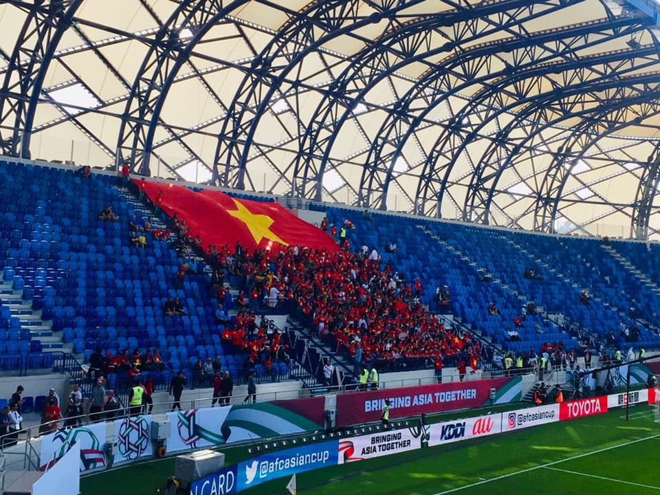 Cờ đỏ sao vàng nổi bật trên SVĐ