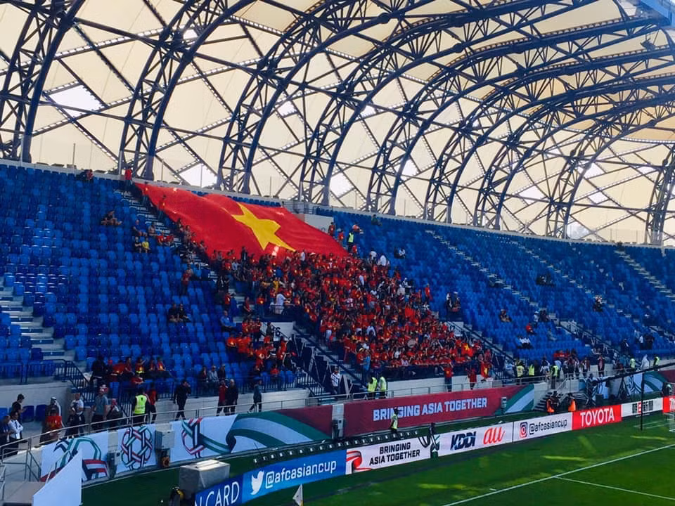 Cờ đỏ sao vàng nổi bật trên SVĐ