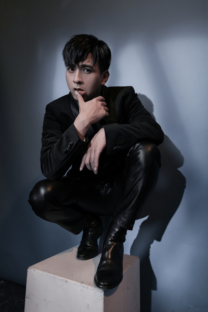 Ngoài ra, để thực hiện được bộ ảnh này Hồ Quang Hiếu cho biết bản thân gặp không ít khó khăn, nhất là stylist phải nói cho anh hiểu về cách diễn đạt concept này qua từng ánh mắt hay động tác.