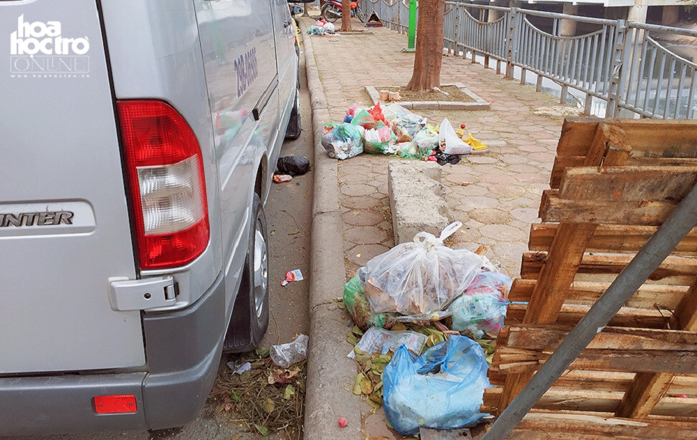 Ở mỗi gốc cây trên đường Giáp Nhất đều có 1 vài túi rác to.
