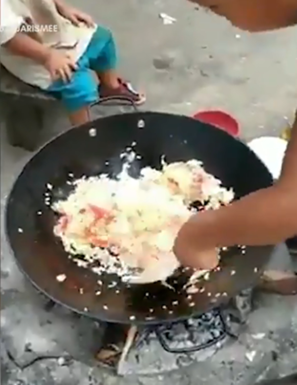 Bàn tay nhỏ bé nhưng vô cùng điêu luyện. Bàn tay nhỏ bé nhưng vô cùng điêu luyện.
