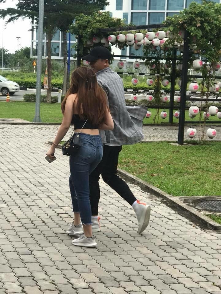 Cả hai đi chơi với nhau rất kín nhưng không tránh khỏi ống kính của người hâm mộ.
