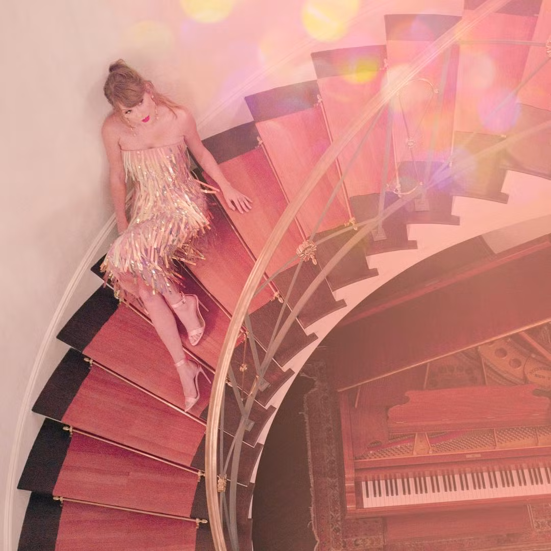 Việc chiếc cầu thang có 12 bậc khiến các Swifties suy luận album mới sẽ bao gồm 12 tracks. Sự xuất hiện của Piano hứa hẹn mở ra kỉ nguyên Taylor Swift đằm thắm và trưởng thành.