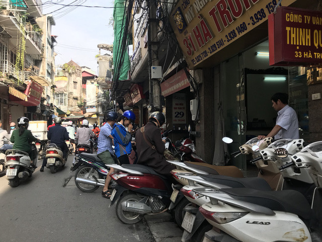 Trên phố Hà Trung, việc mua bán vẫn diễn ra rất sôi động. Trên phố Hà Trung, việc mua bán vẫn diễn ra rất sôi động.