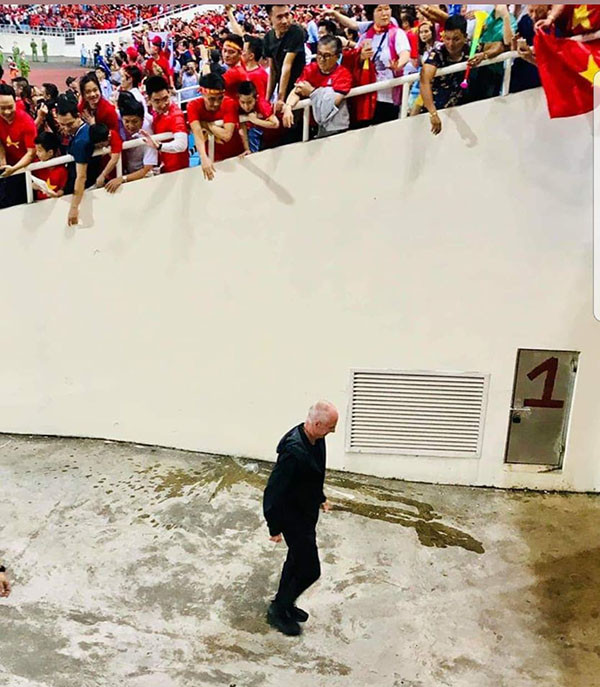 HLV người Thụy Điển lặng lẽ rời khỏi sân thi đấu.