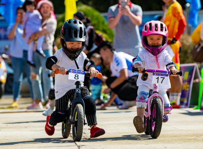 Trẻ em tham gia cuộc thi xe đạp đẩy tại thị trấn Ouli, tỉnh Giang Tây, Trung Quốc.