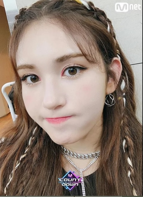 Somi cũng kết hợp tóc kẹp highlight màu trắng và thắt bím, tạo nên diện mạo hút mắt.