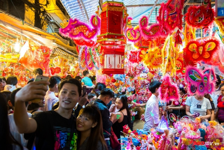 Dưới ánh đèn lung linh, rực rỡ, nhiều cặp đôi tới tham quan cũng chụp cho mình mình tấm hình kỷ niệm lưu giữ một mùa Trung thu đáng nhớ.