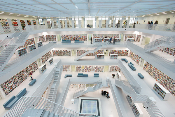 Bên trong thoáng đãng và độc đáo của thư viện.