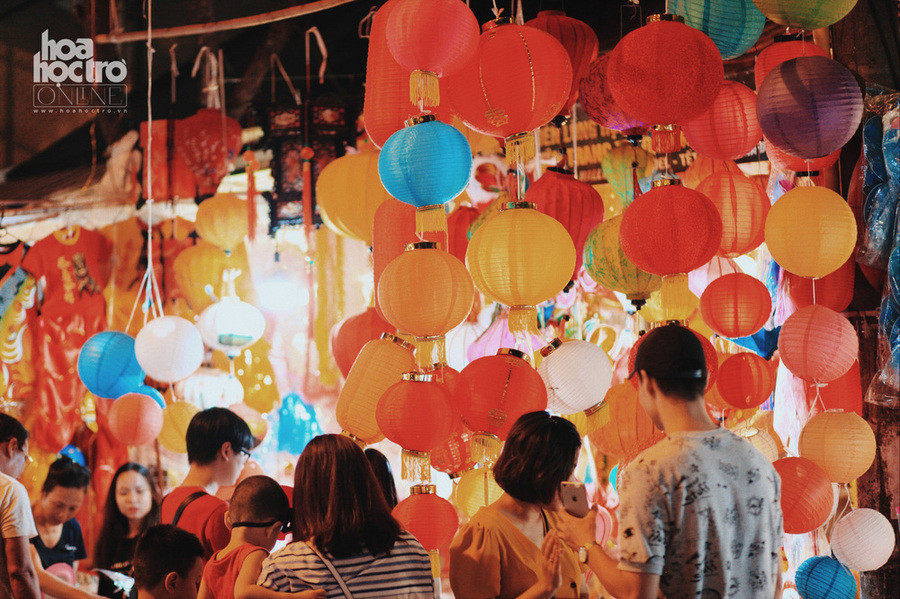 Dòng người tấp nập trên phố Hàng Mã dịp Trung Thu.