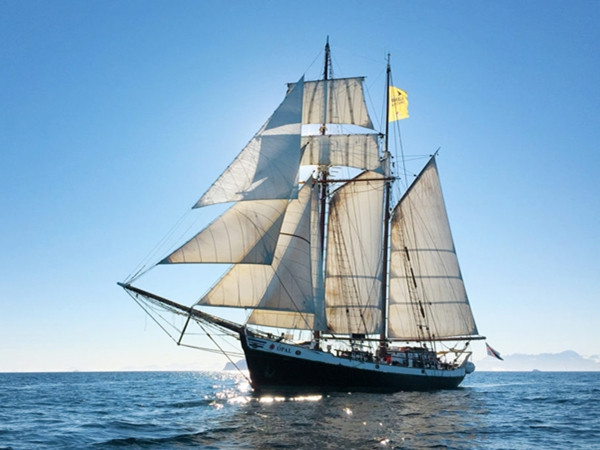 Anh thiếu úy vội vàng cho tàu ra khơi thật nhanh mà lại quên việc quan trọng nhất.